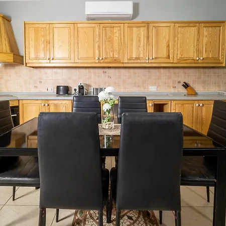 Grand Seaside Apartment, 3 Bedrooms - 4 Bathrooms