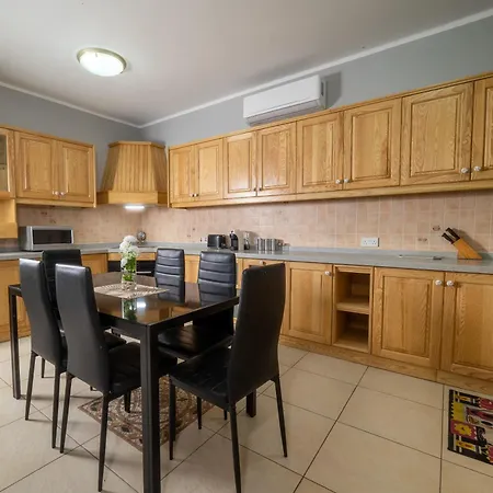 Grand Seaside Apartment, 3 Bedrooms - 4 Bathrooms Is-Sellum