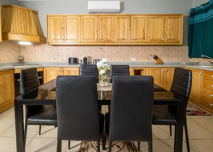 Grand Seaside Apartment, 3 Bedrooms - 4 Bathrooms