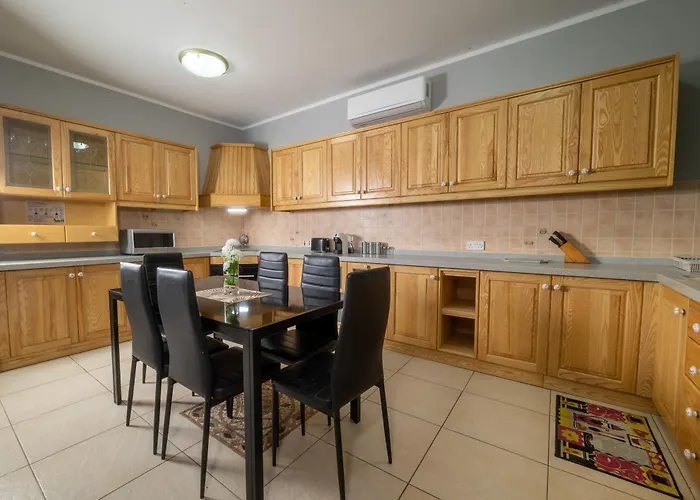 Grand Seaside Apartment, 3 Bedrooms - 4 Bathrooms Is-Sellum