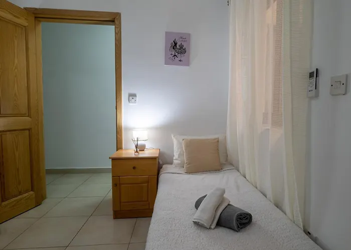 Grand Seaside Apartment, 3 Bedrooms - 4 Bathrooms Apartment *